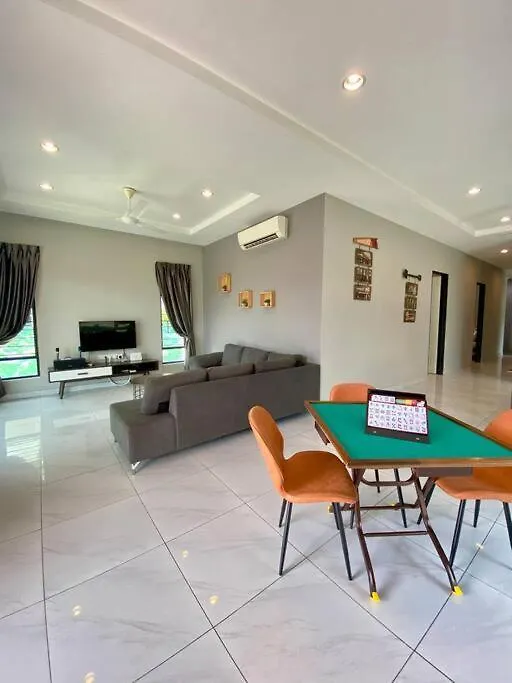 Villa Lyl Journey House At Ipoh Town Centre 17Pax 6Br 0*,
