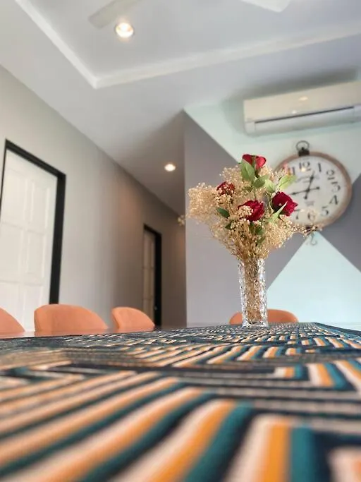 Villa Lyl Journey House At Ipoh Town Centre 17Pax 6Br 0*,  Malesia