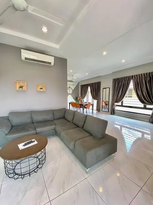 Villa Lyl Journey House At Ipoh Town Centre 17Pax 6Br